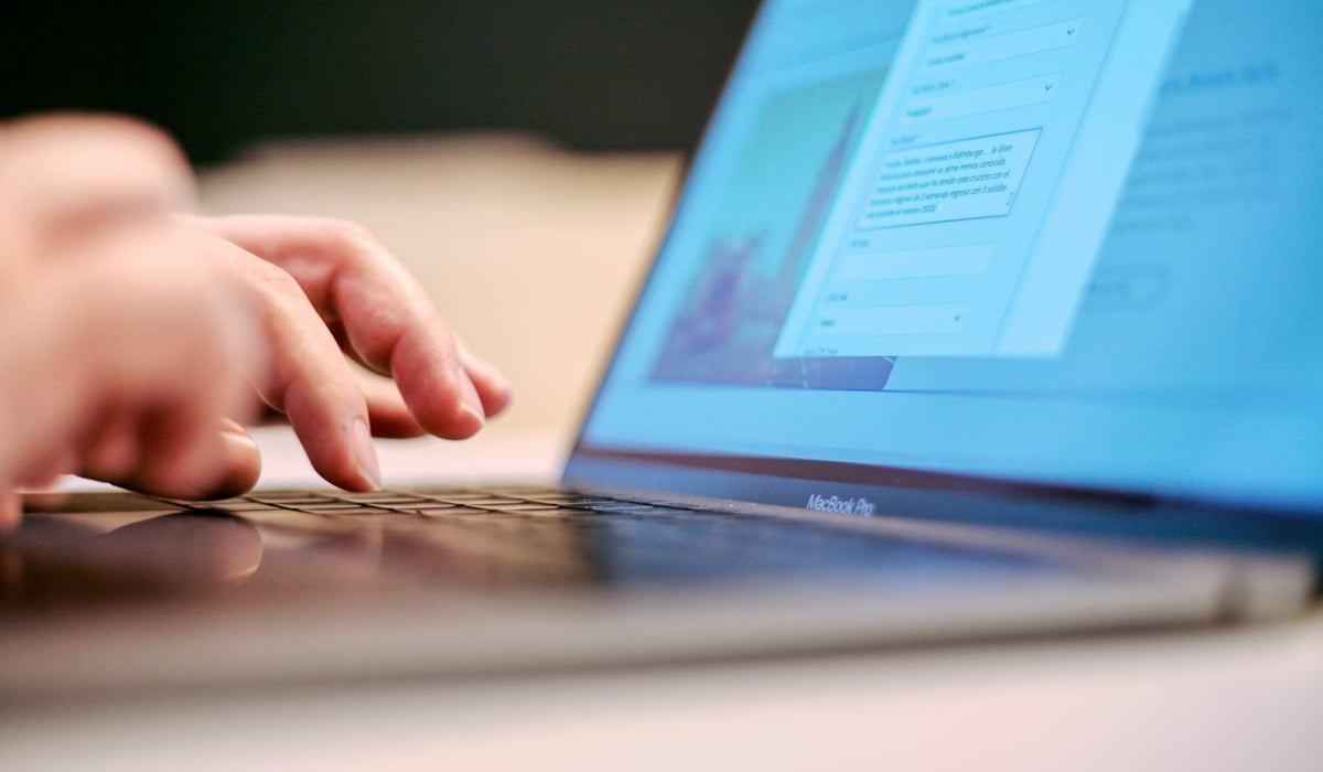 Person som skriver på en Macbook